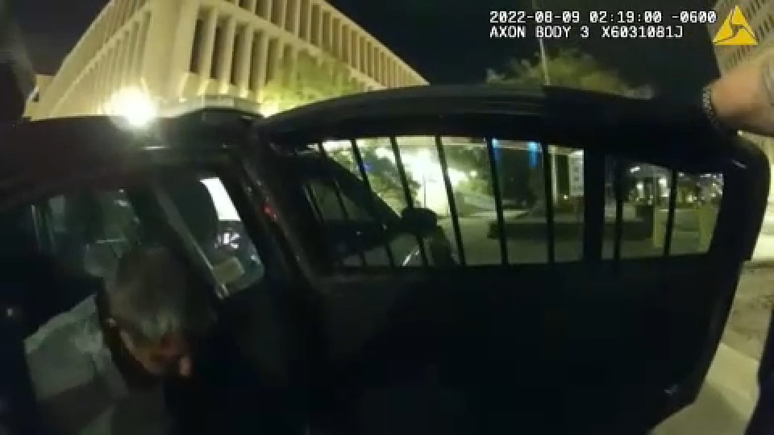  اللاجئ الأفغاني محمد سيد المتهم بقتل 4 رجال مسلمين في ألباكركي، أثناء إنزاله من سيارة الشرطة لتوقيفه في سجن بولاية نيو مكسيكو الأمريكية، 12 أغسطس 2022.
