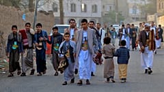 مواطنون يمنيون يسيرون في أحد شوارع العاصمة صنعاء، 2 مايو 2022.