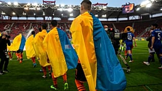 Les joueurs du Shakhtar Donetsk entrent sur le terrain avant un match amical contre l'Olympiakos du Pirée, Athènes, le samedi 9 avril 2022