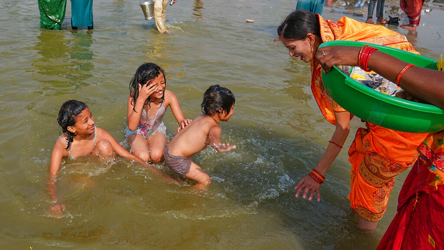 Badende Kinder während des hinduistischen Ram-Navami-Festes in Prayagraj, Uttar Pradesh, Indien.