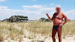 Russischer Tourist in Badehose auf der Halbinsel Krim