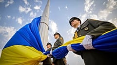 Militares con la bandera ucraniano