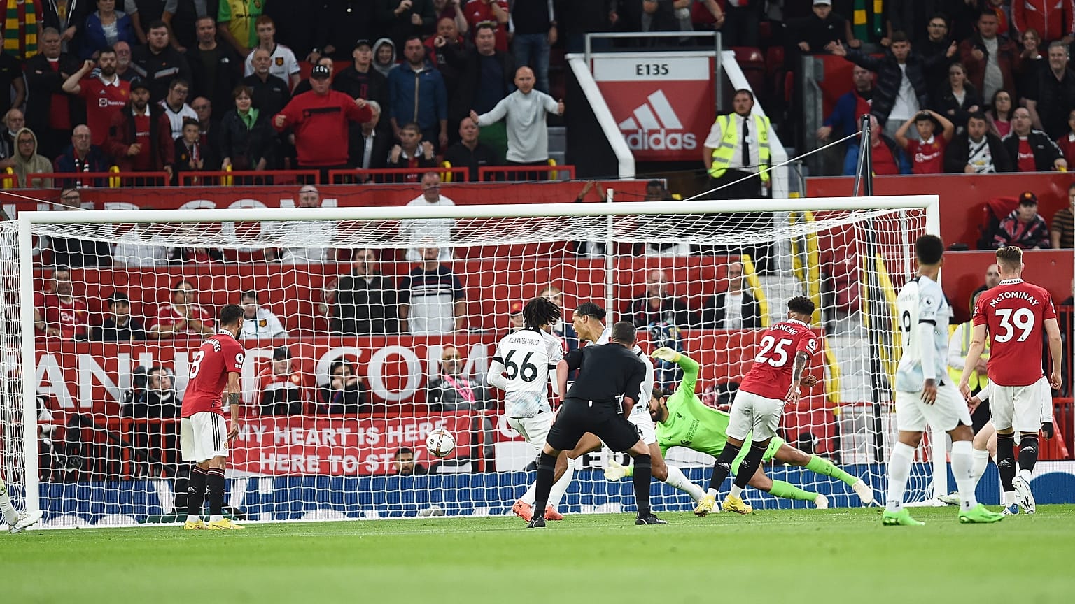 Jadon Sancho (25) az első manchesteri gólt lövi a Manchester United - Liverpool angol bajnoki labdarúgó mérkőzésen 2022. augusztus 22-én