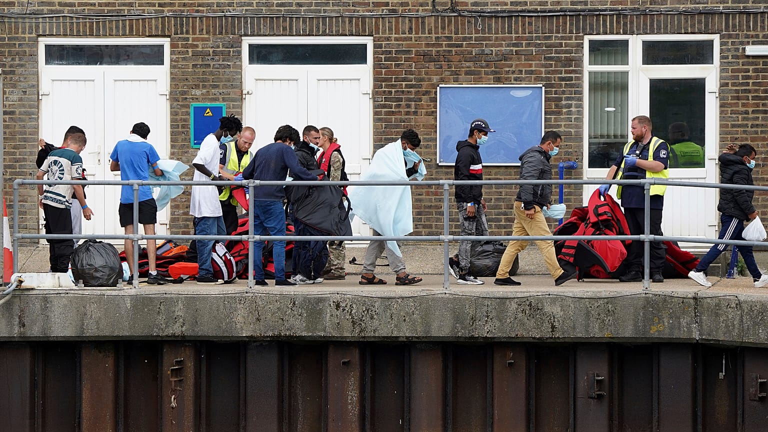 Migrantes chegam a Dover, Reino Unido