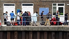 Migrantes chegam a Dover, Reino Unido