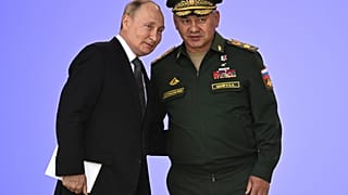  Putyin orosz elnök és Szergej Sojgu védelmi miniszter a kubinkai Patriot katonai központban