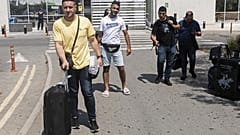 يغادر الفلسطينيون مطار لارنكا الدولي بعد وصولهم على متن أول رحلة جوية من مطار رامون الإسرائيلي، في قبرص، في 22 أغسطس 2022.