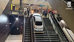 Das Auto fuhr in die Madrider Metro-Station Plaza Eleptica und steckte dann fest.