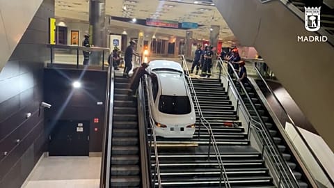 Das Auto fuhr in die Madrider Metro-Station Plaza Eleptica und steckte dann fest.