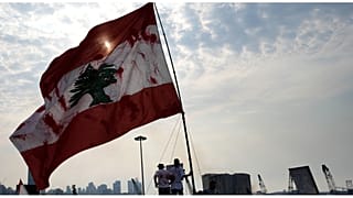 العلم اللبناني يرفرف في العاصمة بيروت