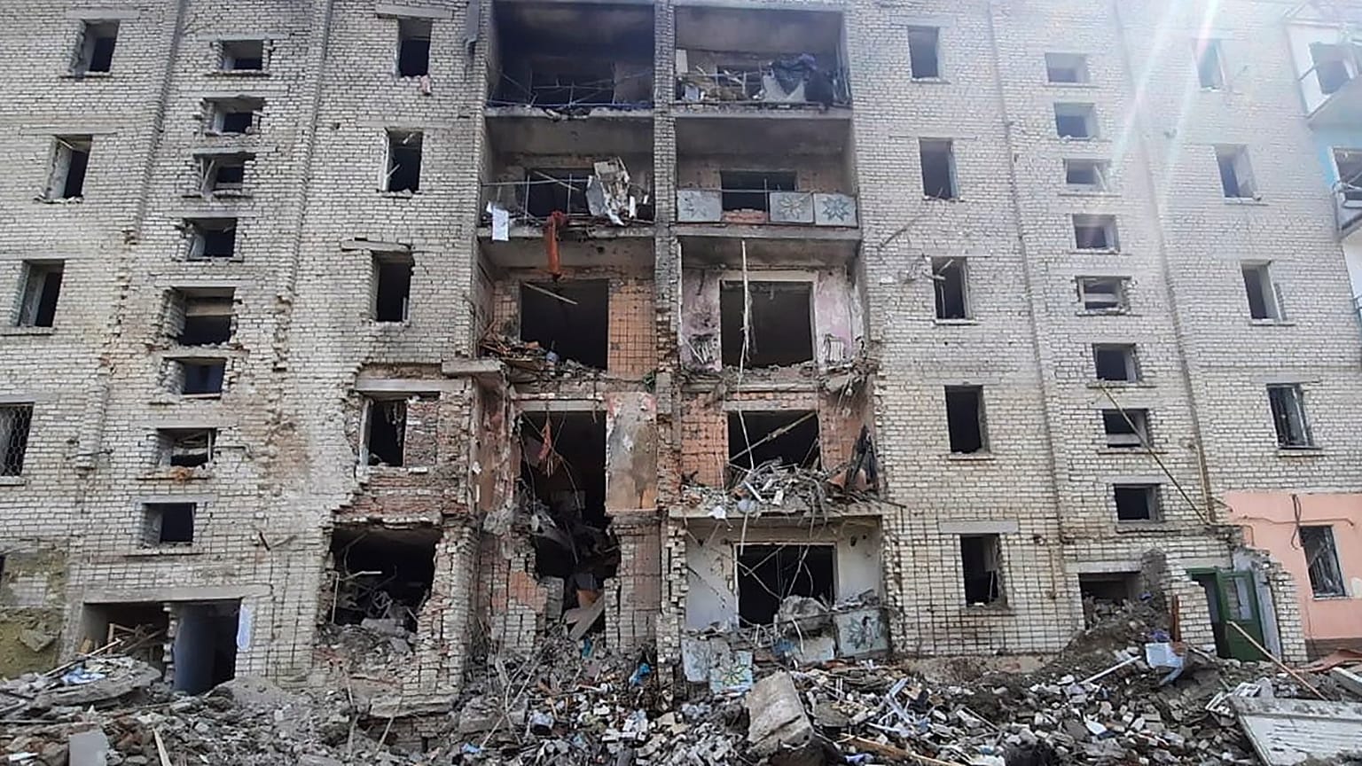 Egy orosz rakétatámadásban találatot kapott lakóépület Vozneszenszknél augusztus 20-án