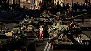 Des engins militaires russes sont exposés à Kiev