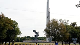 Стела памятника воинам Советской Армии - освободителям Советской Латвии и Риги от немецко-фашистких захватчиков в Риге