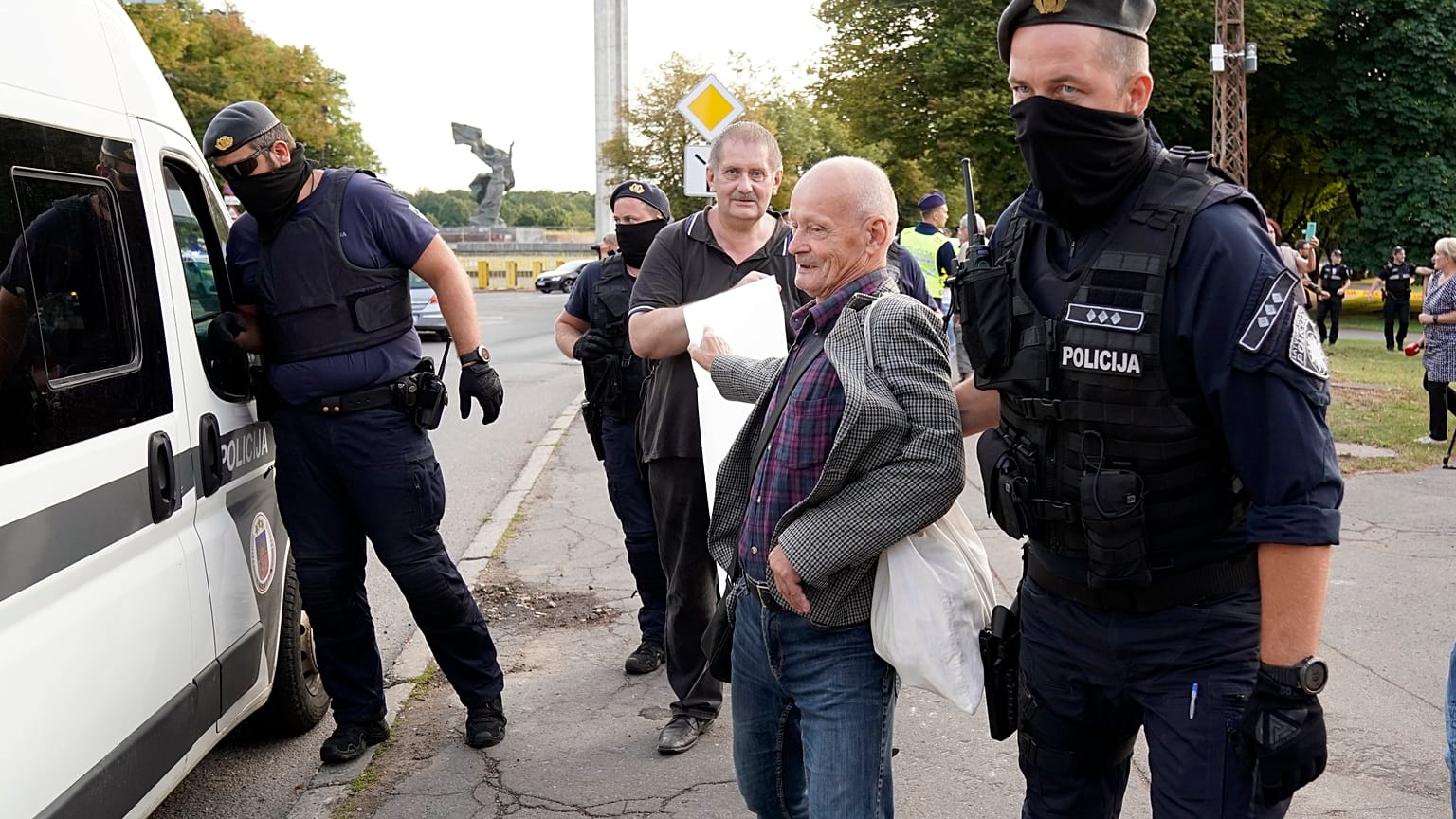 Protest gegen den Abriss des sowjetischen Siegesdenkmals in Riga