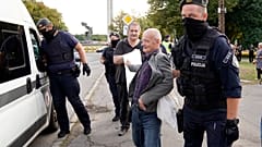 Protest gegen den Abriss des sowjetischen Siegesdenkmals in Riga