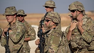 صورة أرشيفية لجنود أمريكيين في قاعدة عسكرية لهم في مكان مجهول شمال شرق سوريا 11 نوفمبر 2019.