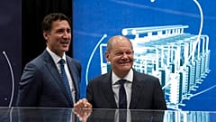 Gute Laune beim Treffen in Stephenville: Der kanadische Premier Trudeau und der deutsche Kanzler Scholz.