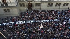 Centenares de personas se reúnen frente al Senado argentino para apoyar a Kirchner. 