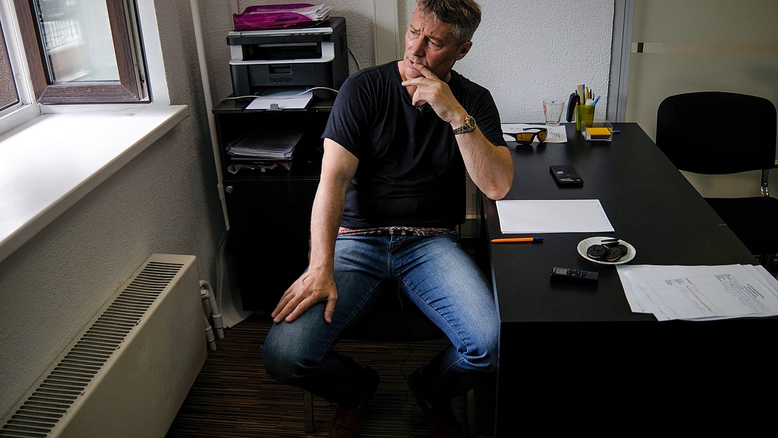 La figure de l'opposition Evgueni Roïzman dans son bureau à Ekaterinbourg dans l'Oural.