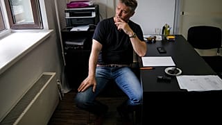 La figure de l'opposition Evgueni Roïzman dans son bureau à Ekaterinbourg dans l'Oural.