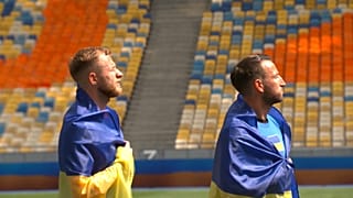 Les joueurs sont entrés sur le terrain vêtus d'un drapeau ukrainien. 