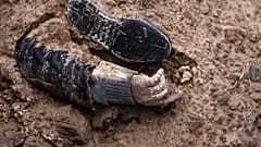 La mano de un cadáver emerge de una fosa común en Bucha, en las afueras de Kiev, Ucrania, el 4 de abril de 2022