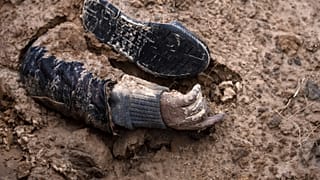 La mano de un cadáver emerge de una fosa común en Bucha, en las afueras de Kiev, Ucrania, el 4 de abril de 2022