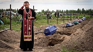 Отец Андрей проводит погребение в Буче