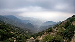 منظر لمنطقة النماص المعروفة "بمدينة الضباب" على بعد 120 كلم شمال مدينة أبها جنوبي غرب السعودية حيث تتسبب الرياح الموسمية بانخفاض درجات الحرارة خلال الصيف، 16 أغسطس 2022.