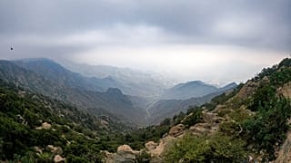 منظر لمنطقة النماص المعروفة "بمدينة الضباب" على بعد 120 كلم شمال مدينة أبها جنوبي غرب السعودية حيث تتسبب الرياح الموسمية بانخفاض درجات الحرارة خلال الصيف، 16 أغسطس 2022.