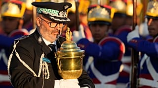 Un officier militaire portugais porte un reliquaire avec le cœur de l'ancien empereur du Brésil Dom Pedro I - 23.08.2022