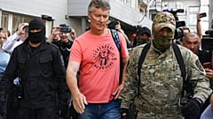 La policía detiene al ex alcalde de Ekaterimburgo Yevgeny Roizman en Ekaterimburgo, Rusia, el miércoles 24 de agosto de 2022.