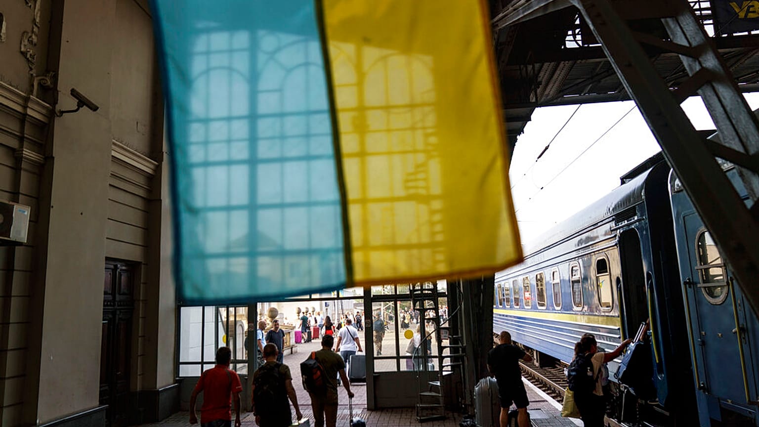 Ukrayna'nın Bağımsızlık Günü'nde Lviv tren istasyonu