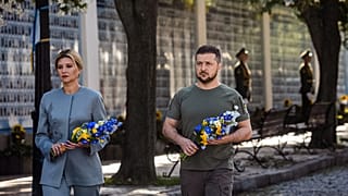 Владимир Зеленский и его супруга Алёна возлагают цветы к мемориалу с фотографиями погибших за родину