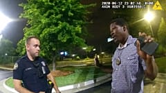 Brooks'u alkol testini geçemediği gerekçesiyle kelepçelemeye çalışan polisler ile buna direnen siyahi Amerikalı arasında boğuşma yaşanmıştı