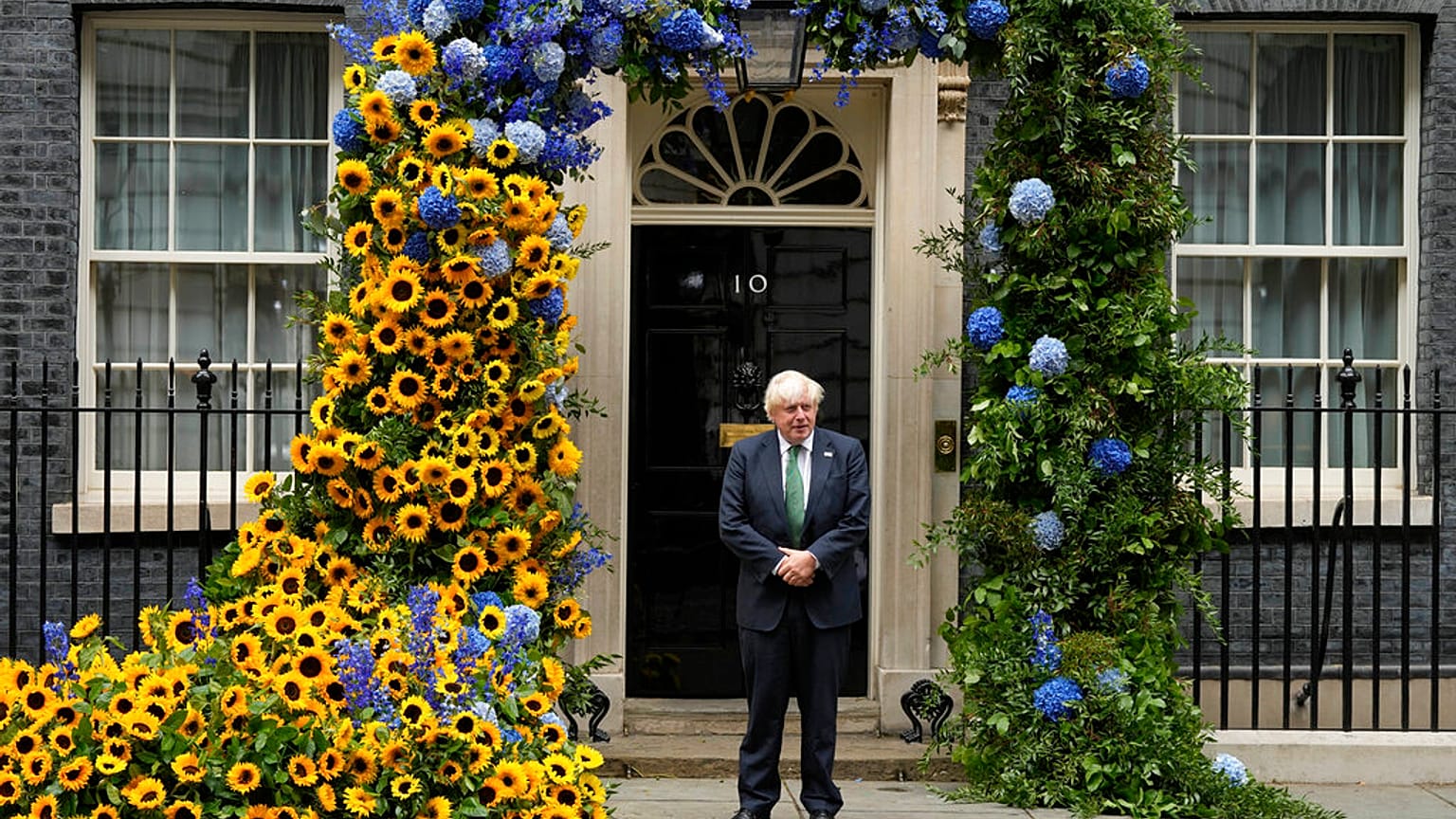 Boris Johnson au 10 Downing Street avec la décoration florale aux couleurs nationales ukrainiennes, à la veille du jour de l'indépendance de l'Ukraine, 23/08/2022