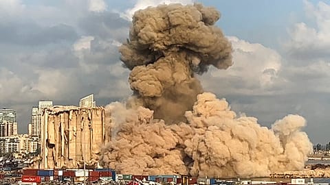 Au moment de l'effondrement des silos, port de Beyrouth, Liban, le 23 août 2022