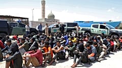 مهاجرون ولاجئون احتجزتهم السلطات الليبية من على متن قارب قبالة الساحل وأودعتهم مركز احتجاز في صرمان  على بعد 67 كيلومترا غرب طرابلس، قبل ترحيلهم إلى بلادهم،   12 مايو 2022.