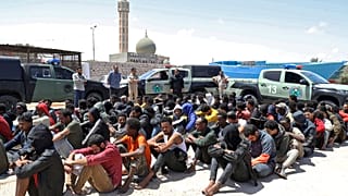 مهاجرون ولاجئون احتجزتهم السلطات الليبية من على متن قارب قبالة الساحل وأودعتهم مركز احتجاز في صرمان على بعد 67 كيلومترا غرب طرابلس، قبل ترحيلهم إلى بلادهم، 12 مايو 2022.
