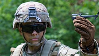 Teledyne Flir tarafından üretilen Black Hornet mikro İHA'lar Amerikan ve İngiliz ordusu tarafından kullanılıyor