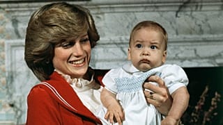 الأميرة ديانا تحمل أبنها الأمير وليام بعمر الستة أشهر - 1982