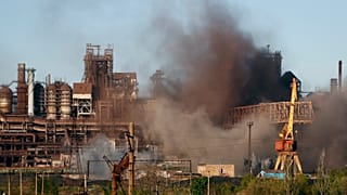 Дым над заводом "Азовсталь" во время боев в Мариуполе