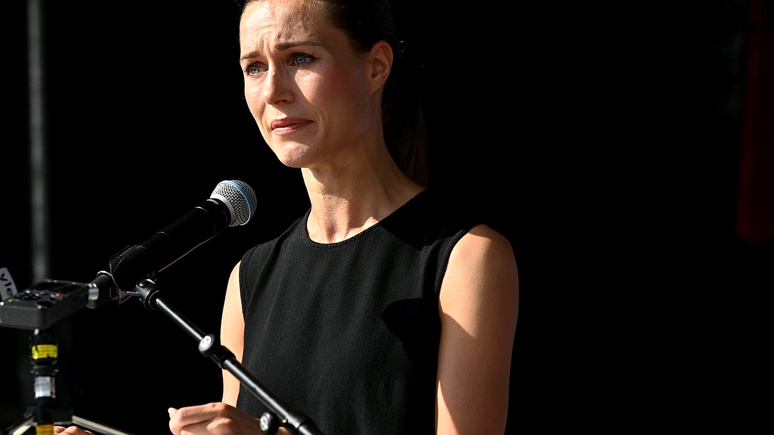 Primera ministra de Finlandia, Sanna Marin, visiblemente afectada tras pedir disculpas por la nueva polémica que la rodea. 