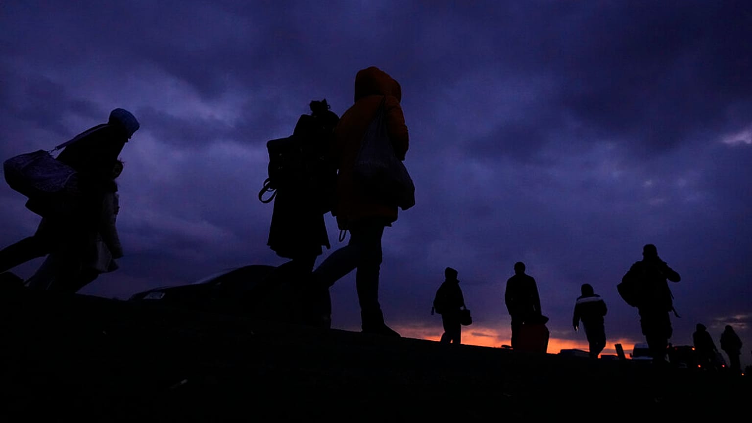 Rifugiati in fuga dal conflitto nella vicina Ucraina arrivano a Przemysl, Polonia, 26 febbraio 2022