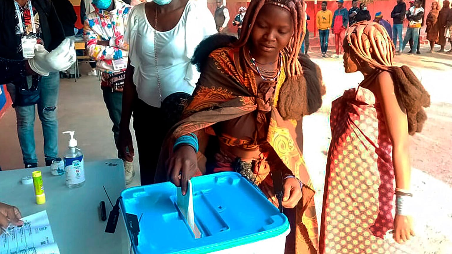 Une électrice vote dans un bureau de vote à Luanda, le 24 août 2022
