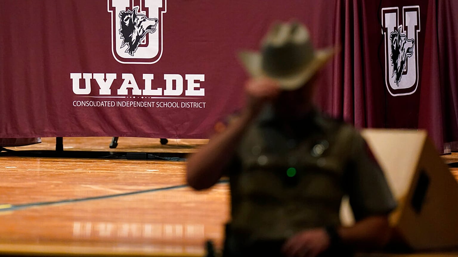 Junta escolar de Uvalde, Tejas, para votar la dimisión de Arredondo, jefe de la Policía de la ciudad.