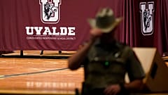 Junta escolar de Uvalde, Tejas, para votar la dimisión de Arredondo, jefe de la Policía de la ciudad.