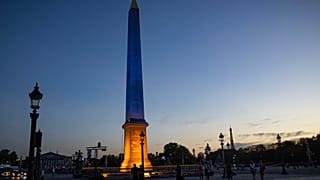O οβ��λίσκος στην πλατεία Ομονοίας του Παρισιού φωτισμένος στα χρώματα της Ουκρανίας- εικόνα αρχείου