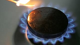 La llama de gas de una cocina se enciende el seis de septiembre de 2005 en Bremen. El Ministerio de Medio Ambiente teme este año un fuerte aumento del precio del gas.