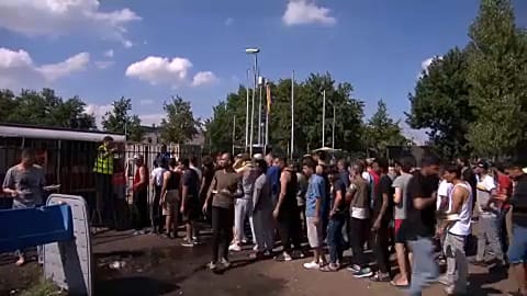 Menedékkérők Hollandia legnagyobb menekülttábora előtt